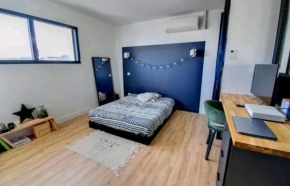 Chambre spacieuse dans maison design